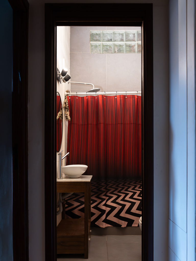 INT. BAÑO