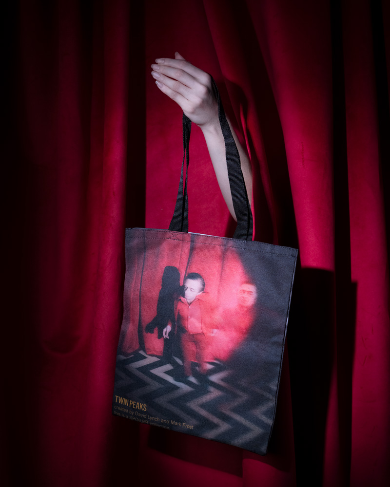 INT. RED ROOM - SIEMPRE