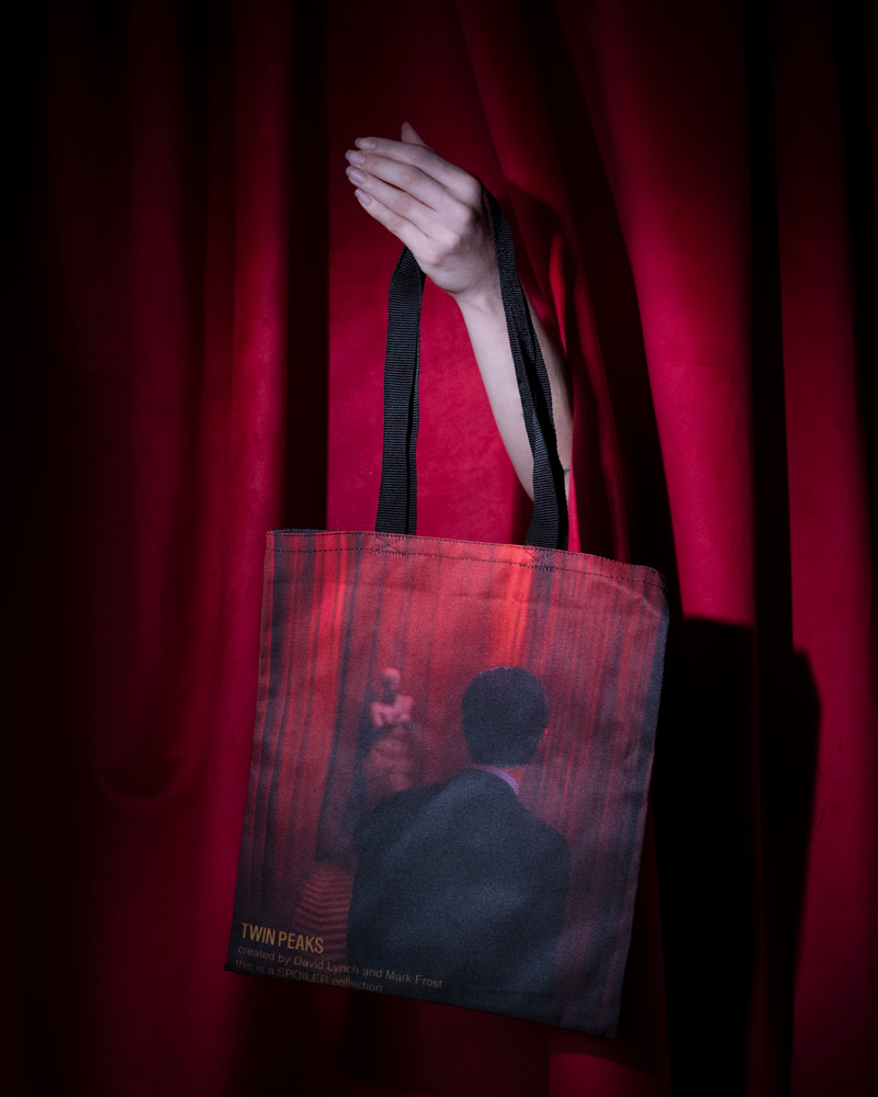 INT. RED ROOM - SIEMPRE