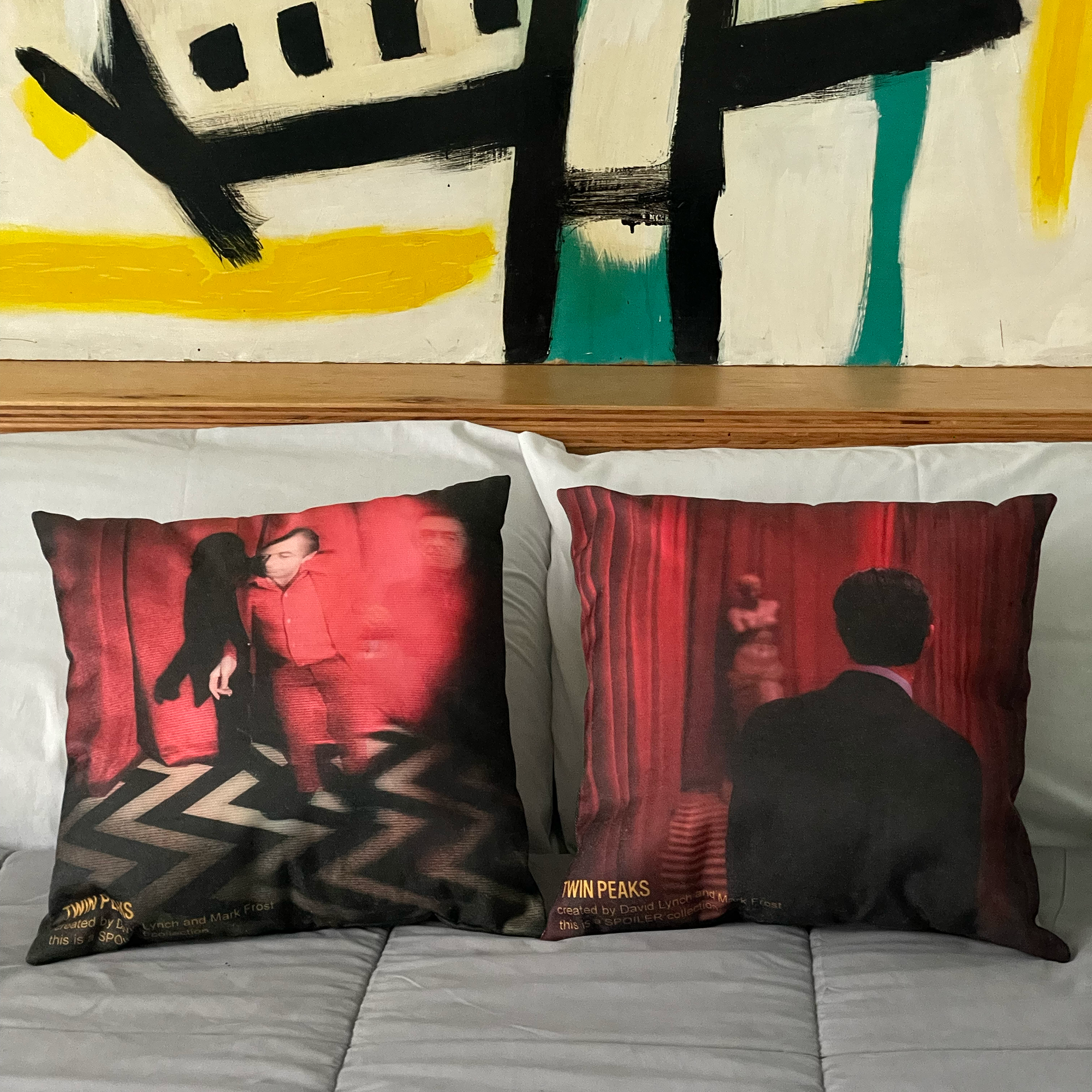 INT. RED ROOM - SIEMPRE