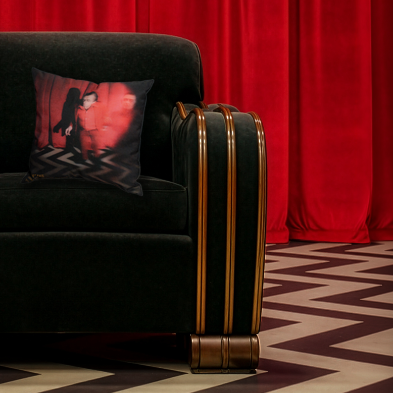 INT. RED ROOM - SIEMPRE