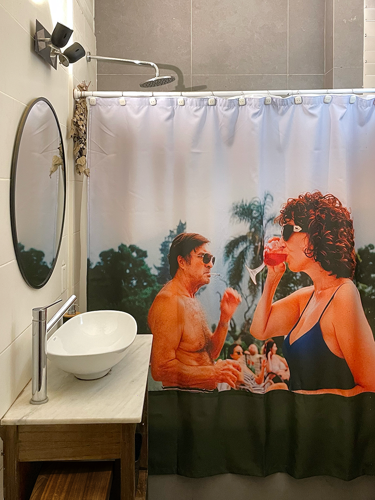 INT. BAÑO — TARDE